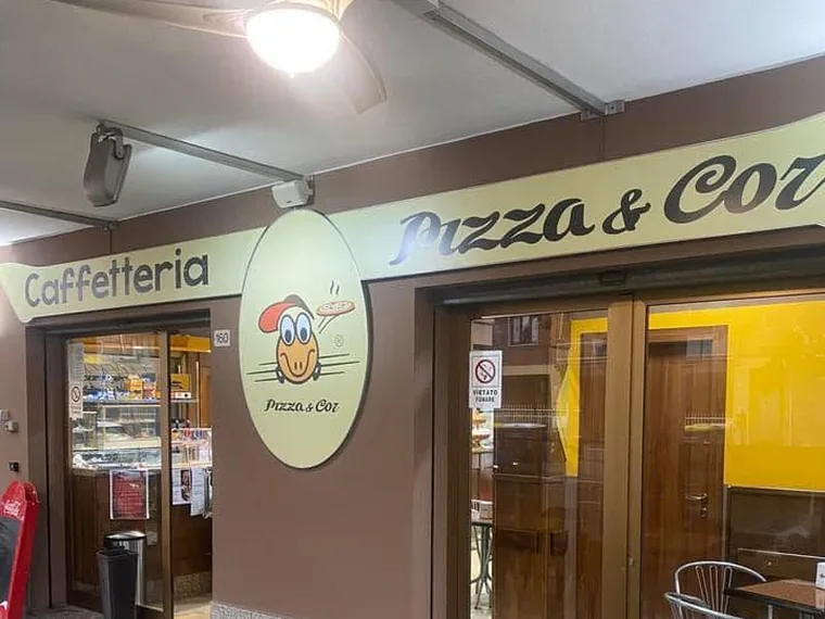 L'ingresso di Pizza & Cor in Via Verdi 160: l'insegna «Caffetteria» e «Pizza & Cor», il logo tondo e i tavolini all'esterno
