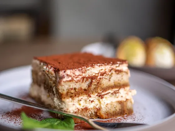Una fetta di tiramisù nel piatto
