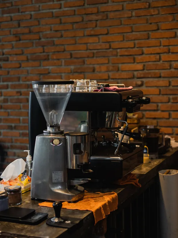 La macchina del caffè sul bancone di un bar
